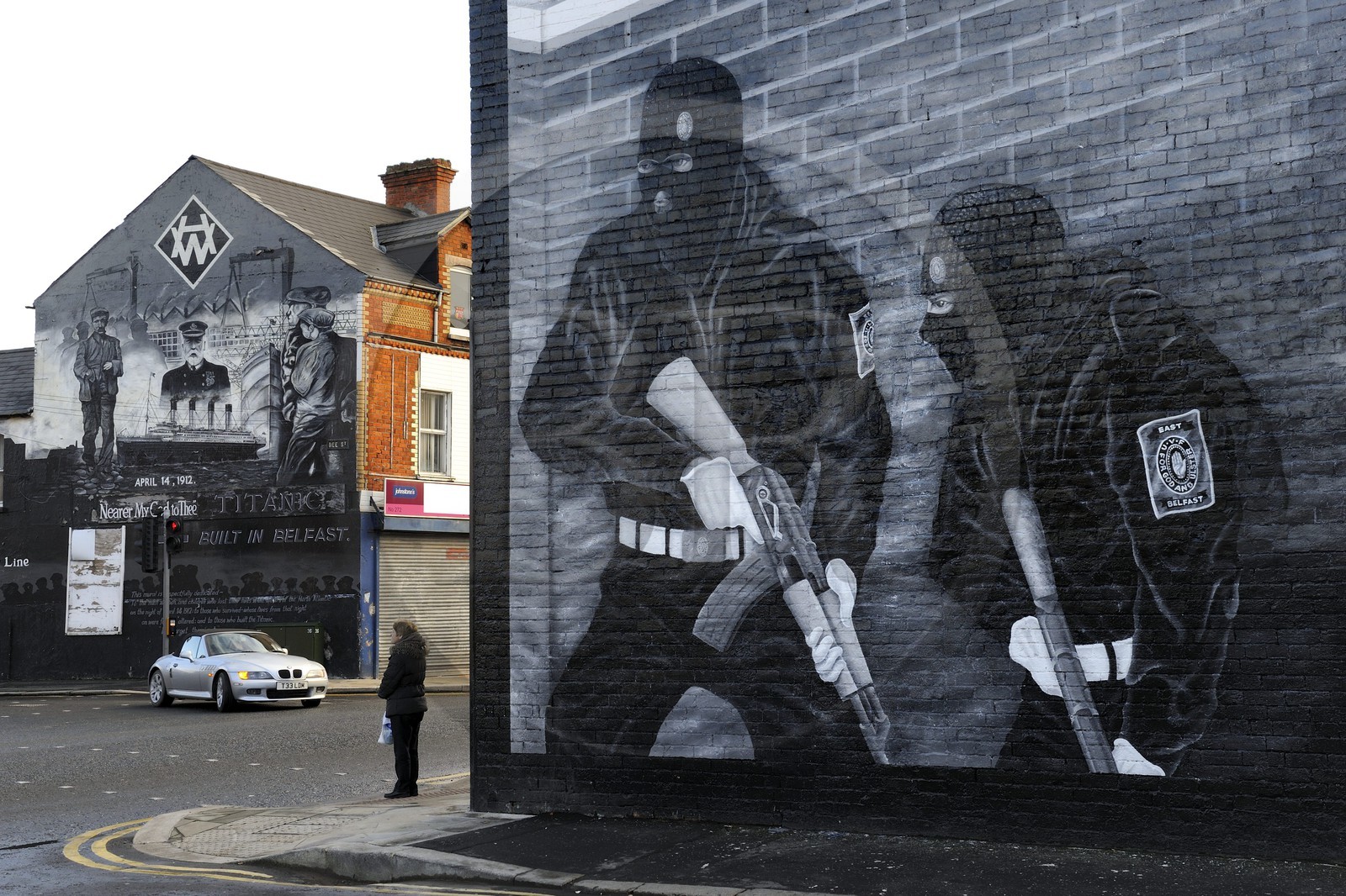 Royaume-Uni, Irlande du Nord, Belfast Est, les quartiers loyalistes protestants, Newtownards Road, fresque murale politique à la gloire des milices loyalistes et une autre à la memoire du Titanic built in Belfast en arriere plan