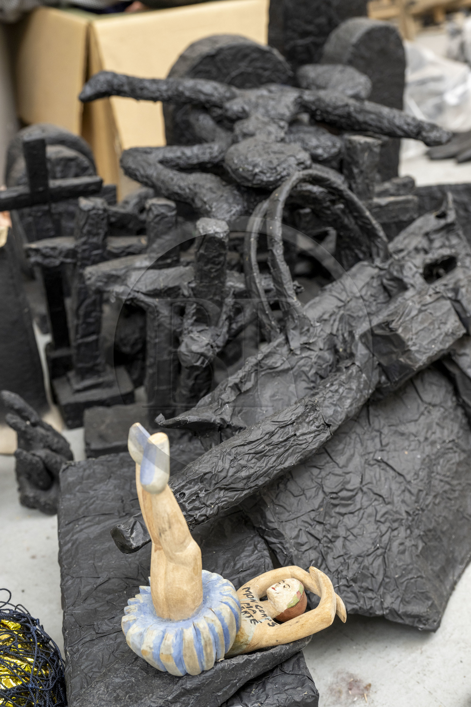 France, Hauts-de-Seine (92), Malakoff, oeuvres en cours dans l'atelier de l'artiste Annette Messager