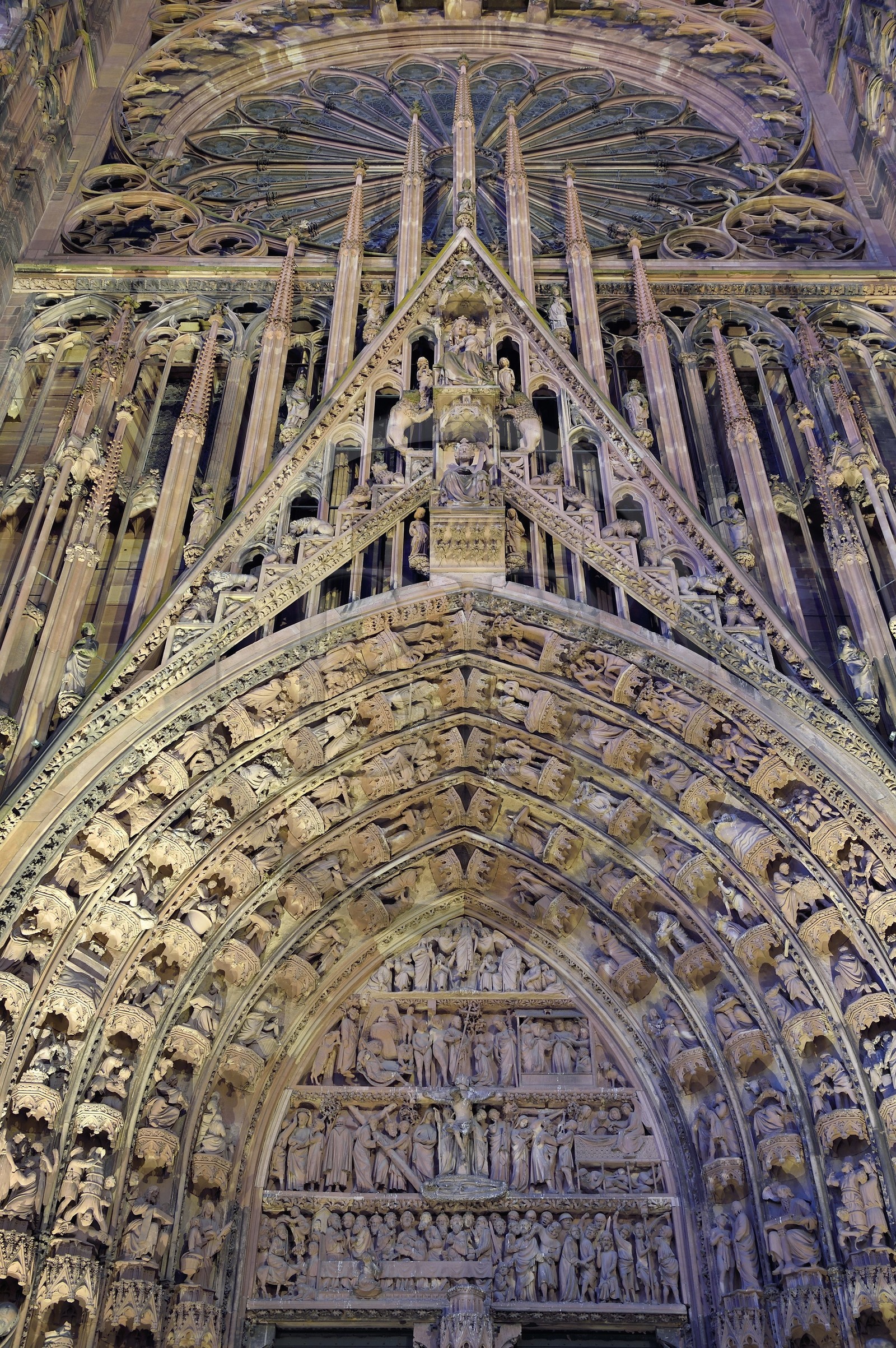France, Bas-Rhin (67), Strasbourg, vieille ville classée au Patrimoine Mondial de l'UNESCO, la cathédrale Notre-Dame, la facade occidentale, le portail central dit de la Vierge et des Prophètes et la grande Rose