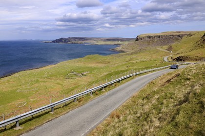 Royaume-Uni, Ecosse, région des Highlands, les Hébrides, île de Skye, pointe de Trotternish, route à une voie du littoral