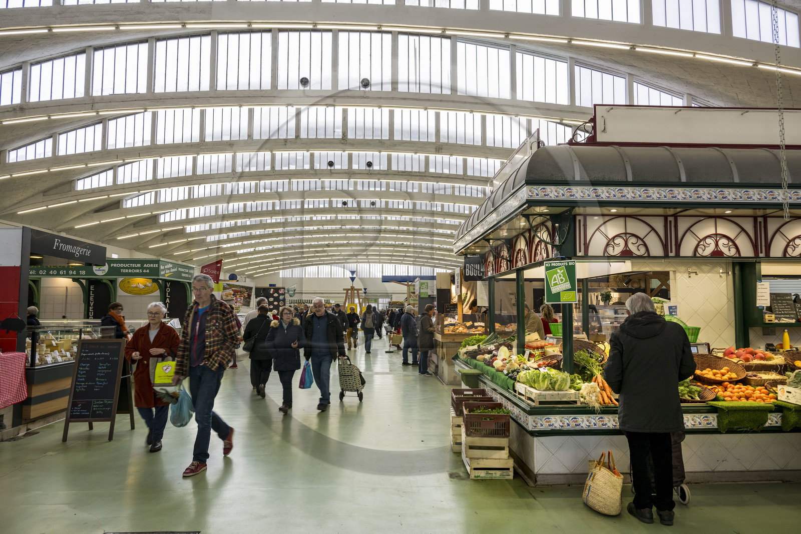 France, Loire-Atlantique (44), Saint-Nazaire, les halles du marché couvert de Saint-Nazaire construites entre 1956 et 1958, étal de fruits et légumes Bio