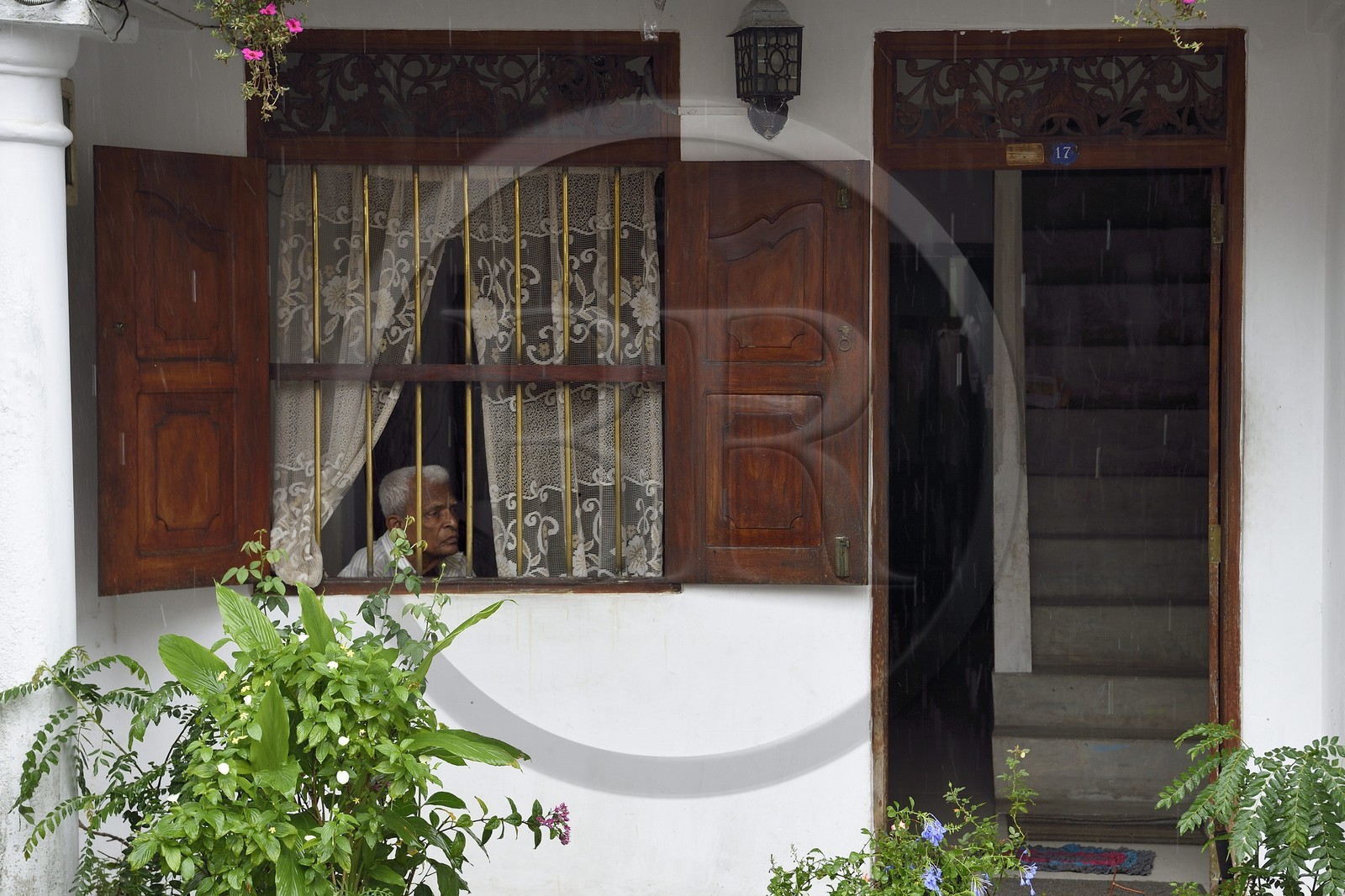 Sri Lanka, Province du Sud, Fort de Galle, classé Patrimoine Mondial de l'UNESCO, entrée de maison de la vieille ville, vieil homme regardant à l'extérieur