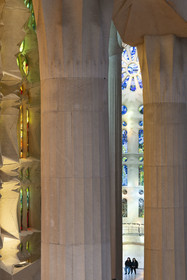 Espagne, Catalogne, Barcelone, quartier de l'Eixample, basilique de la Sagrada Familia de l'architecte du modernisme catalan Antoni Gaudi classée Patrimoine Mondial de l'UNESCO, colonnes de la nef centrale et le transept de la façade de la Passion dédiée à l'eau, à la résurrection et à la lumière en arrière plan