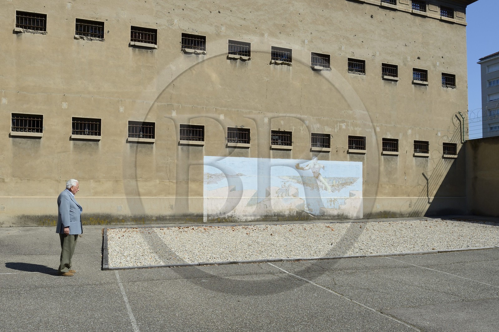 France, Rhône (69), Lyon, Mémorial Prison de Montluc, Claude Bloch fut arreté et incarcéré dans la Baraque aux juifs à l'age de 15 ans parce que juif avant d'être déporté à Auschwitz, il regarde l'emplacement de la Baraque aux juifs