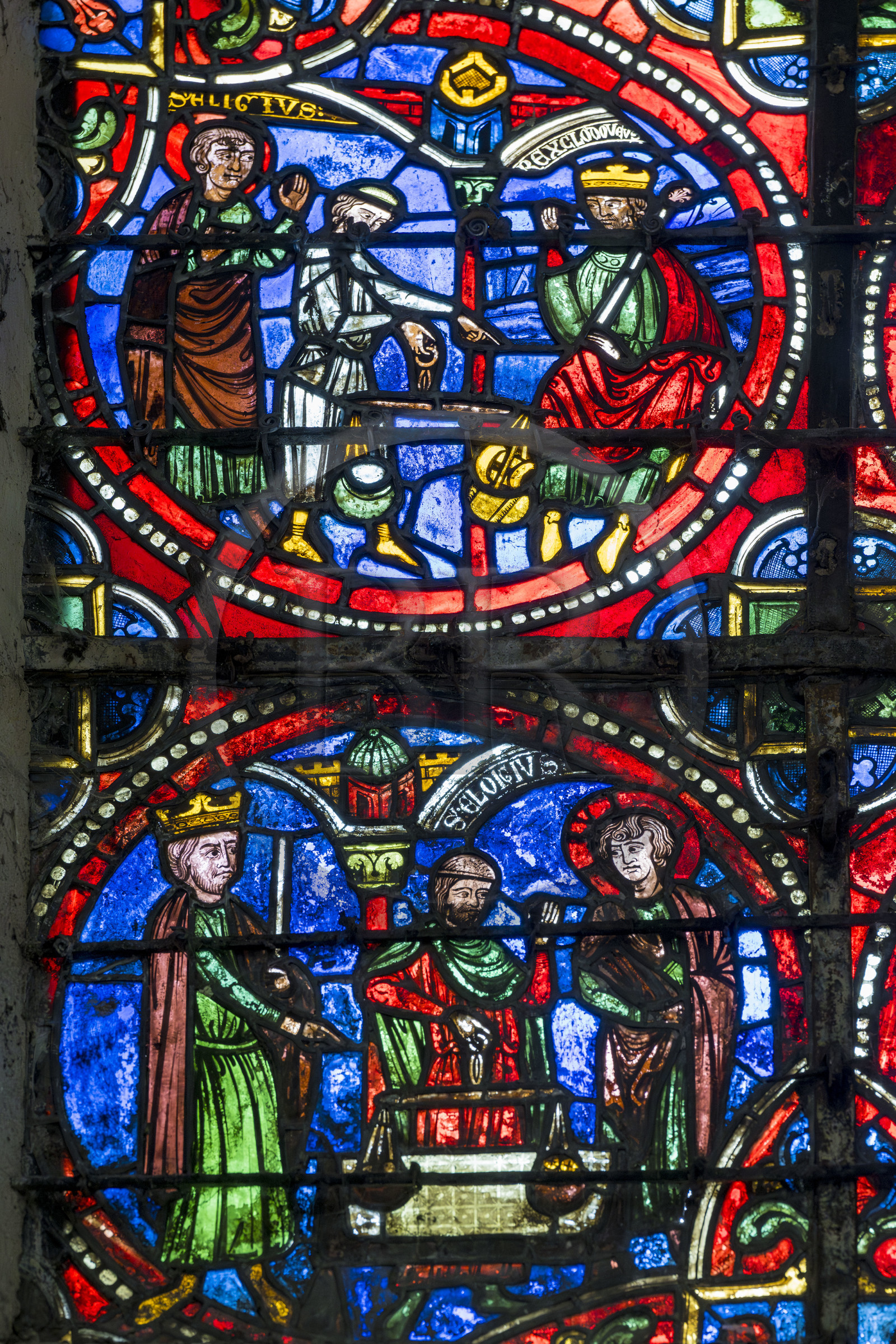 France, Yonne (89), Auxerre, cathédrale Saint-Etienne, verrière décrivant des scènes de la vie de saint Eloi, vitrail du XIIIe siècle