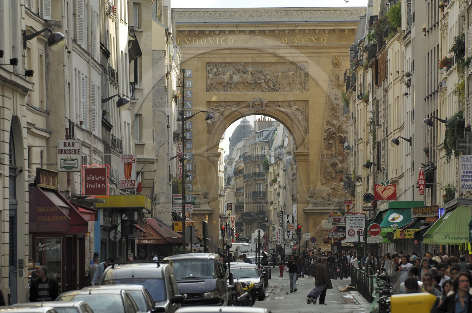 France, Paris (75), la Porte Saint-Denis et la rue du faubourg Saint-Denis