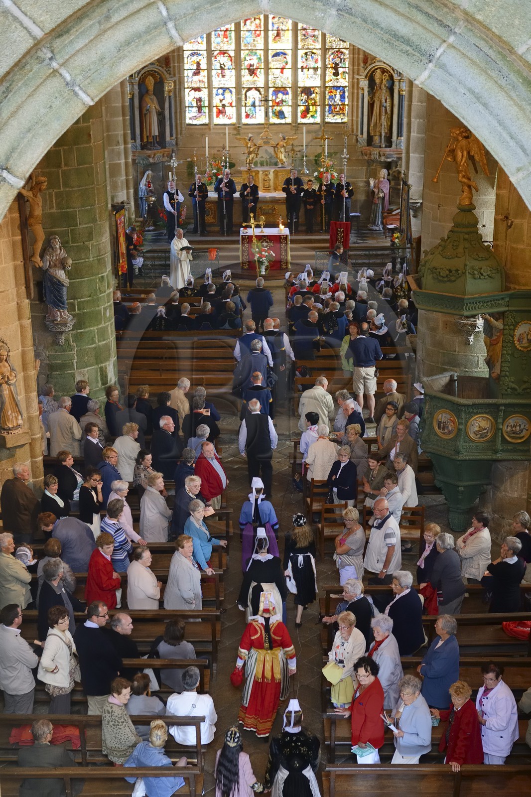 France, Finistère (29), Locronan, labellisé Les Plus Beaux Villages de France, église Saint-Ronan, cérémonie religieuse qui termine la procession de la Troménie