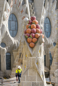 Espagne, Catalogne, Barcelone, quartier de l'Eixample, basilique de la Sagrada Familia de l'architecte du modernisme catalan Antoni Gaudi classée Patrimoine Mondial de l'UNESCO, sommet surmonté de mosaïques en forme de fruits