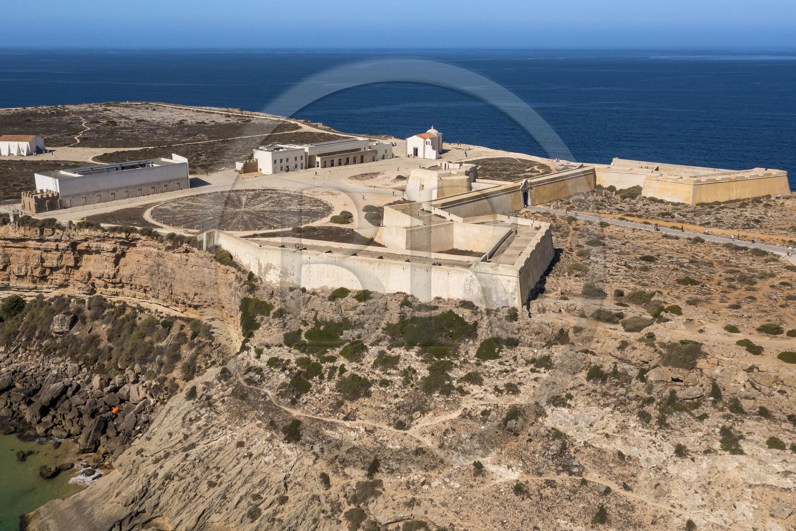 Portugal, Algarve, parc naturel du Sud-Ouest Alentejano et Costa Vicentina, Sagres à l'extrême sud-ouest du Portugal et de l'Europe, la Forteresse de Sagres construite au XVe siècle (La Fortaleza)(vue aérienne)