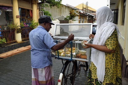 Sri Lanka, Province du Sud, Fort de Galle, classé Patrimoine Mondial de l'UNESCO, vendeur ambulant au petit matin