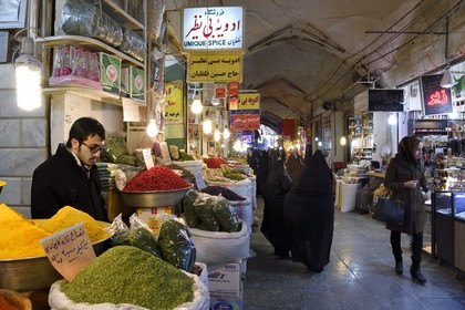 Iran, province d'Ispahan, Ispahan, Bazar-e Bozorg (Grand Bazar), immense bazar couvert qui remonte à près de 1300 ans, étal d'épices et légumes secs