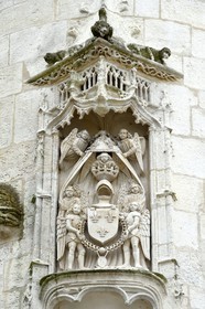 France, Charente-Maritime (17), La Rochelle, un des blasons ornant la tour beffroi de l'Hôtel de Ville qui représente les armes de la Monarchie avec le cordon de l'ordre de Saint-Michel entouré de deux anges
