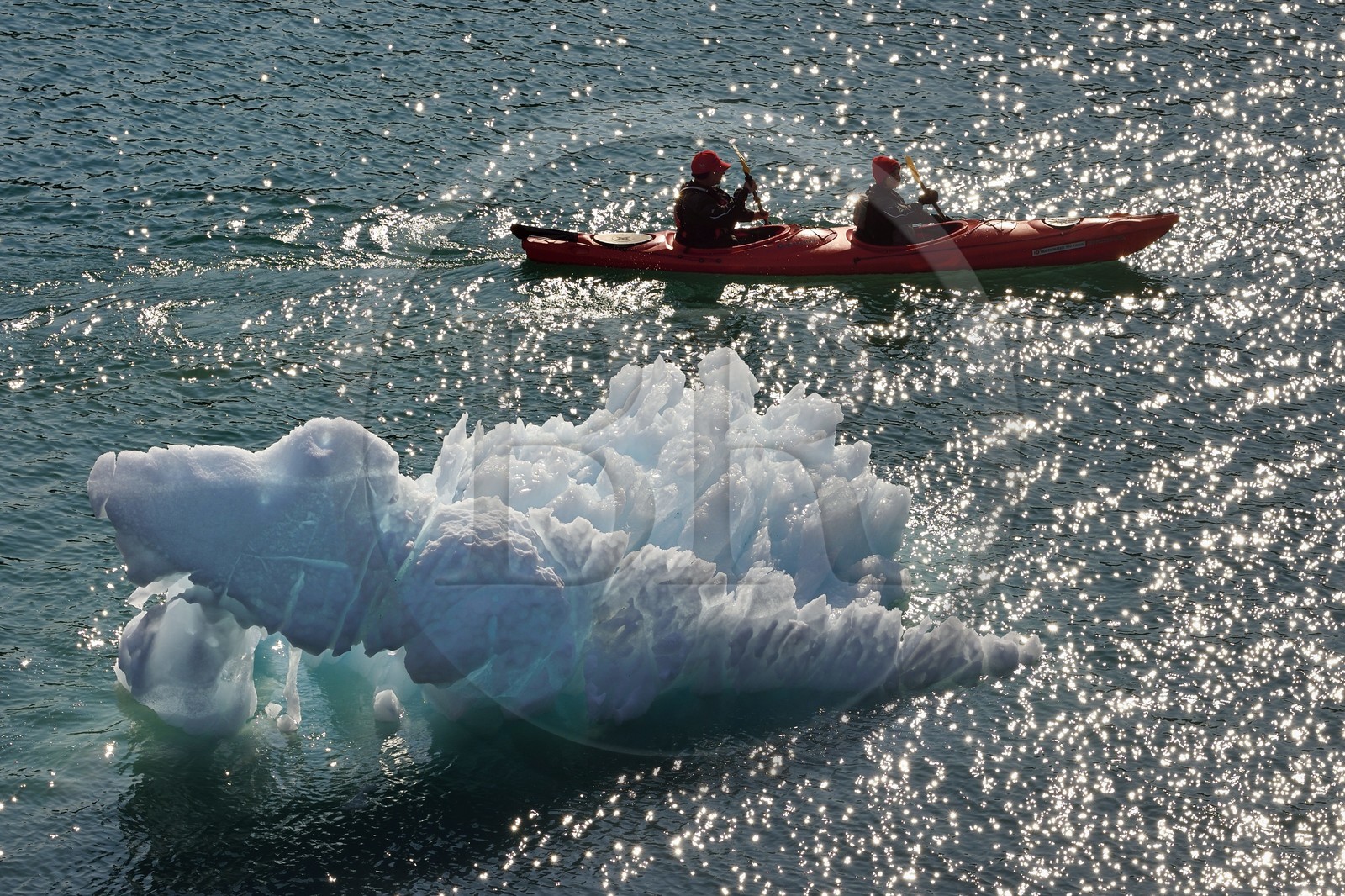 Groenland, cote ouest, baie de Disko, baie de Quervain, kayak progressant au milieu des icebergs