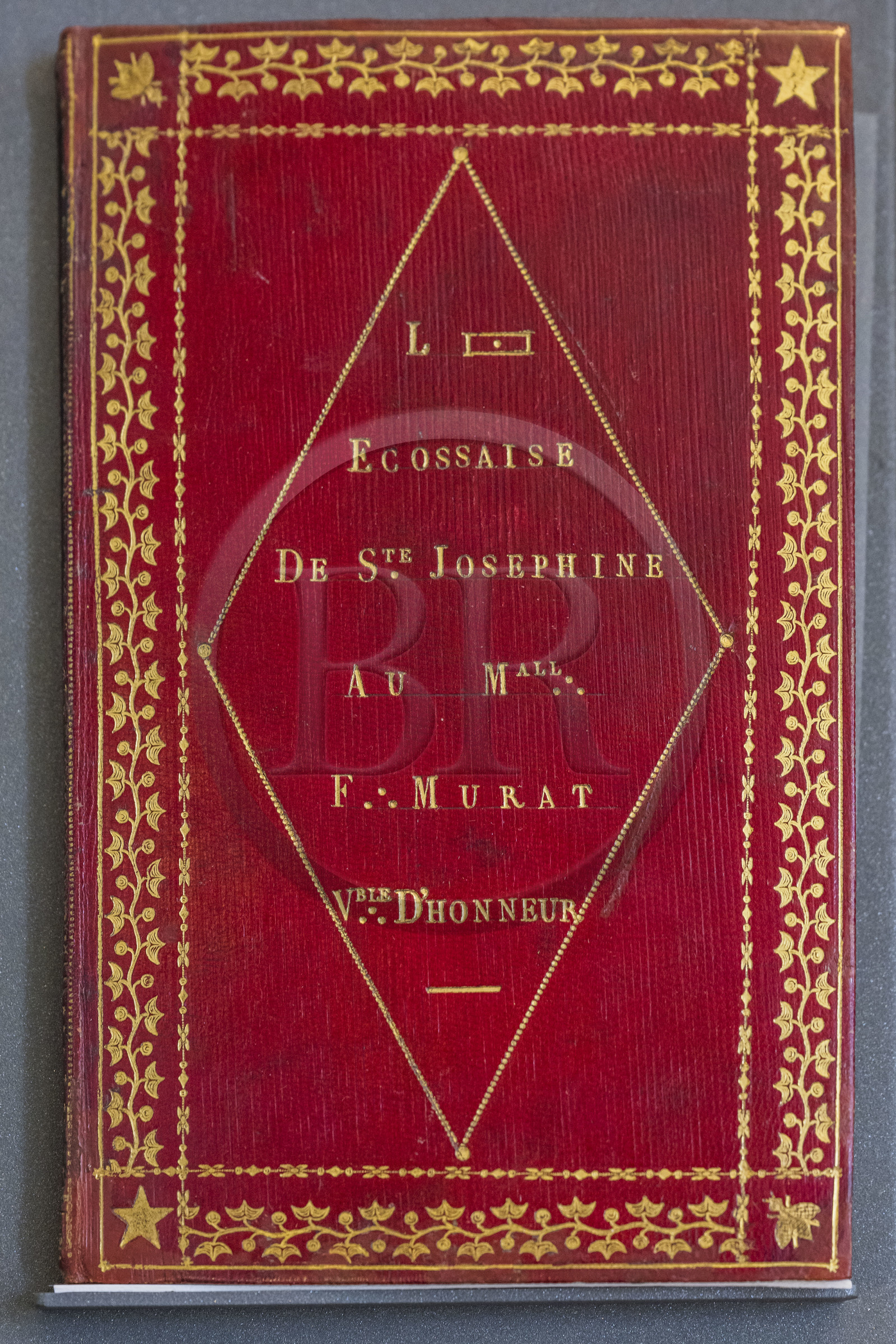 France, Seine-et-Marne (77), Fontainebleau, chateau de Fontainebleau, classé Patrimoine Mondial par l'UNESCO, Musée Napoléon Ier, procès-verbal de la dédicace de la loge écossaise de Sainte-Joséphine, plaquette maçonnique 1805 provenant de la bibliothèque de son Vénérable d’Honneur le Maréchal Murat relatant l’intégration de la loge au Grand Orient en 1805 dans le sillage du Concordat (maçonnique) de décembre 1804 qui unit le Rite Écossais Ancien et Accepté au Grand Orient de France et son installation par les Grands Officiers de l’obédience