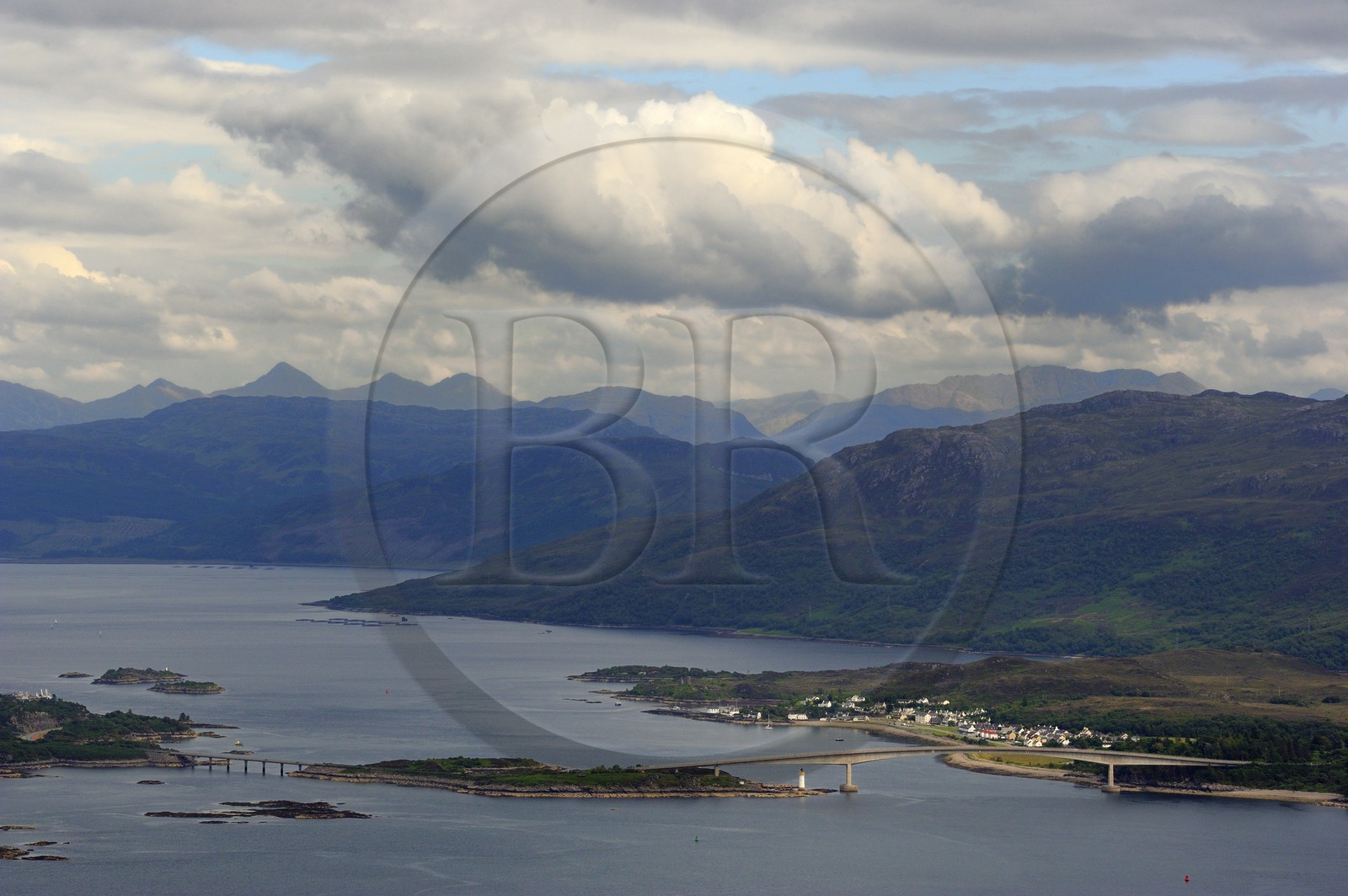 Royaume-Uni, Ecosse, Highland, Hébrides intérieures, Ile de Skye, le pont à Kyle of Lochalsh  et le Loch Alsh en arrière plan (vue aérienne)