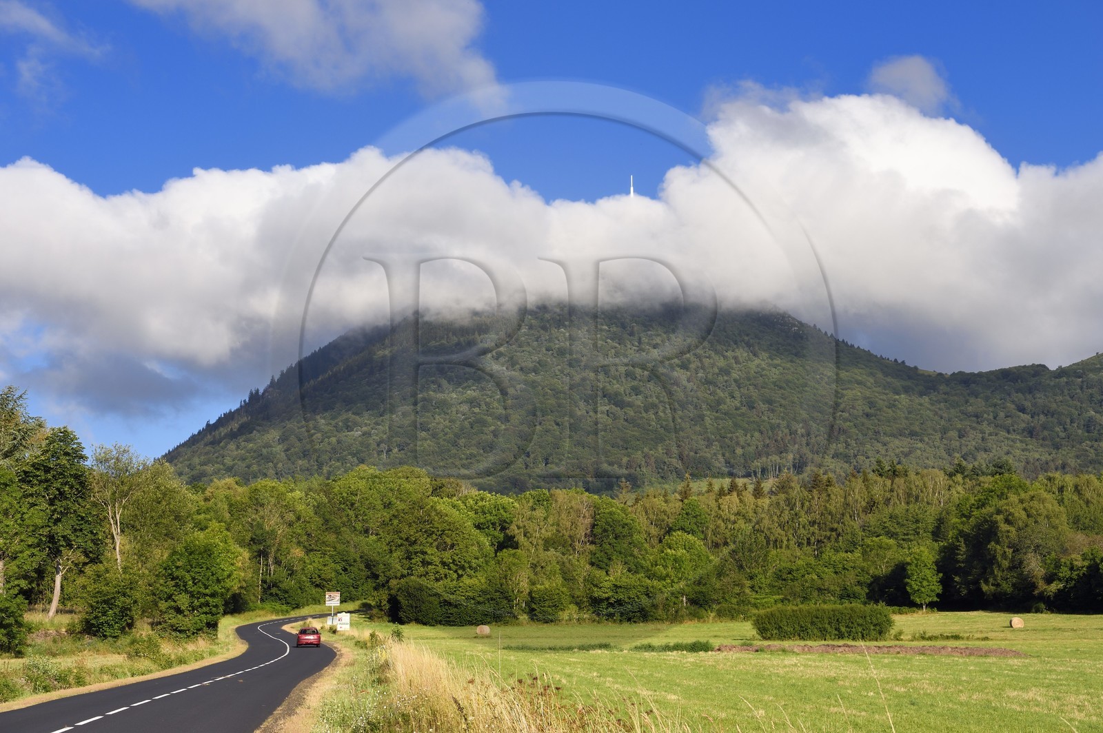 France, Puy-de-Dôme (63), Parc Naturel Régional des Volcans d'Auvergne, Chaine des Puys classée Patrimoine Mondial de l’UNESCO, le volcan Puy de Dôme dont le sommet est dans les nuages