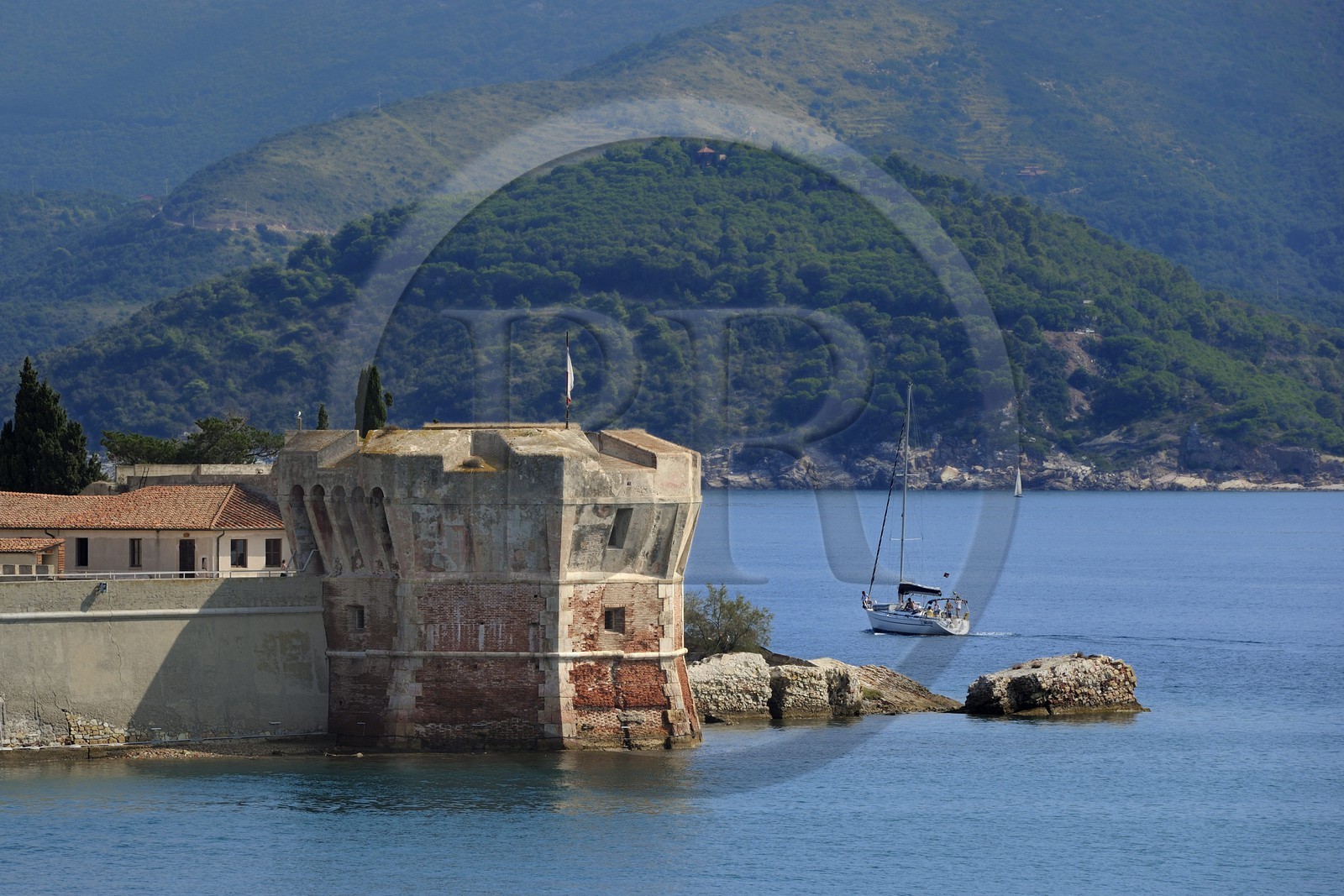 Italie, Toscane, l’Ile d’Elbe, Portoferraio, la Tour Torre del Martello à l'entrée du vieux Port