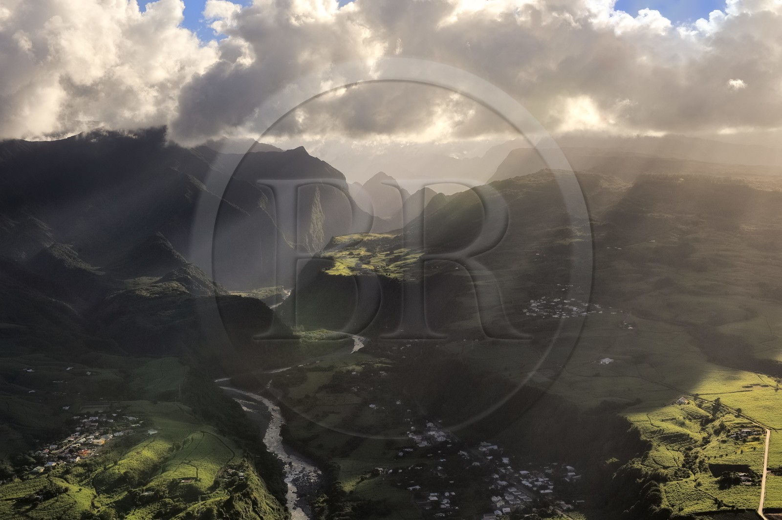 France, île de la Réunion, côte Nord-Est entre Sainte-Suzanne et Saint-André, champs de cannes à sucre et les Gorges de la rivière du Mât qui mènent au Cirque de Salazie, classé Patrimoine Mondial de l'UNESCO (vue aérienne)