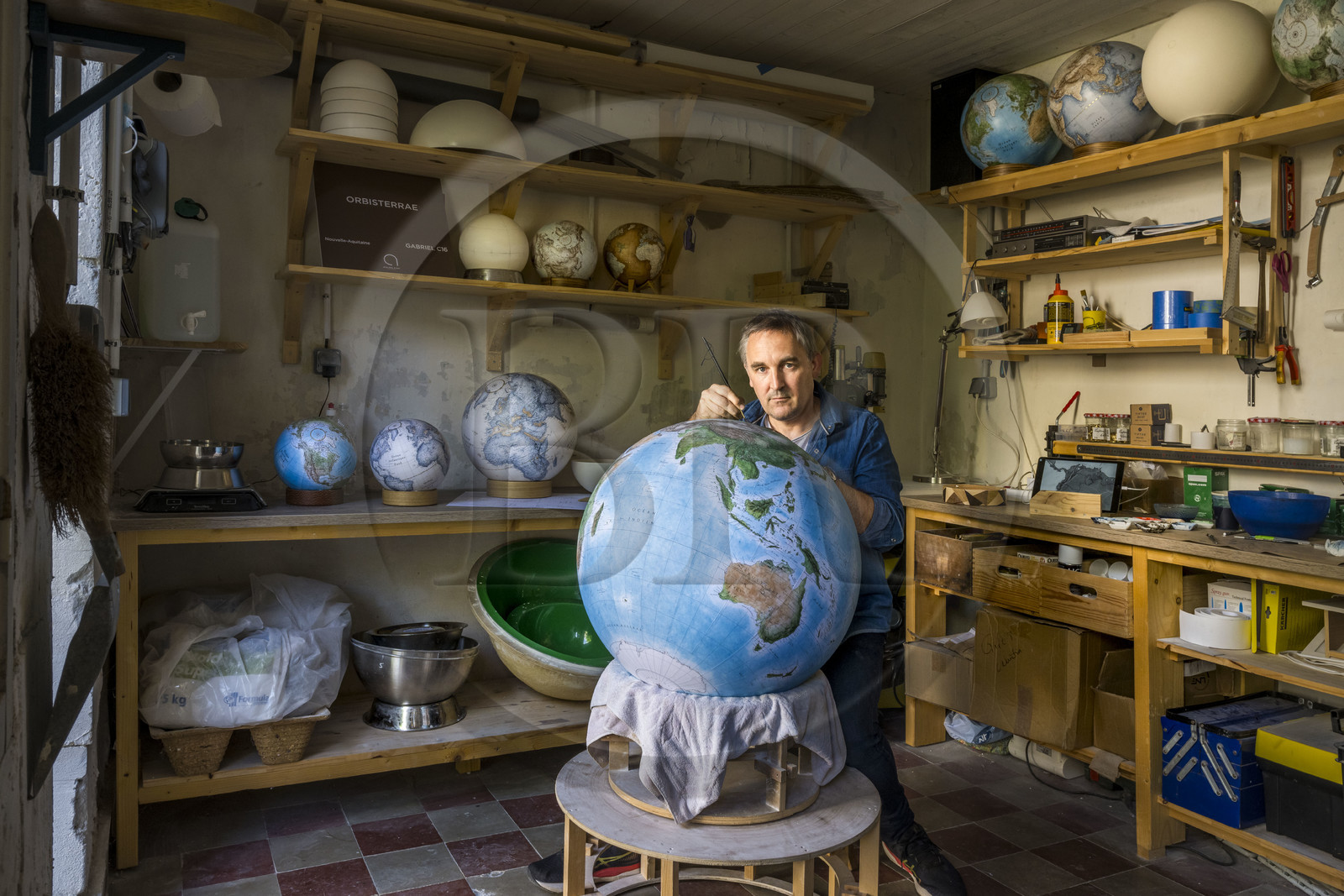 France, Charente (16), Cognac, Gabriel Gaborel créateur de OrbisTerrae fabrique des globes terrestres artisanaux peints à l’aquarelle
