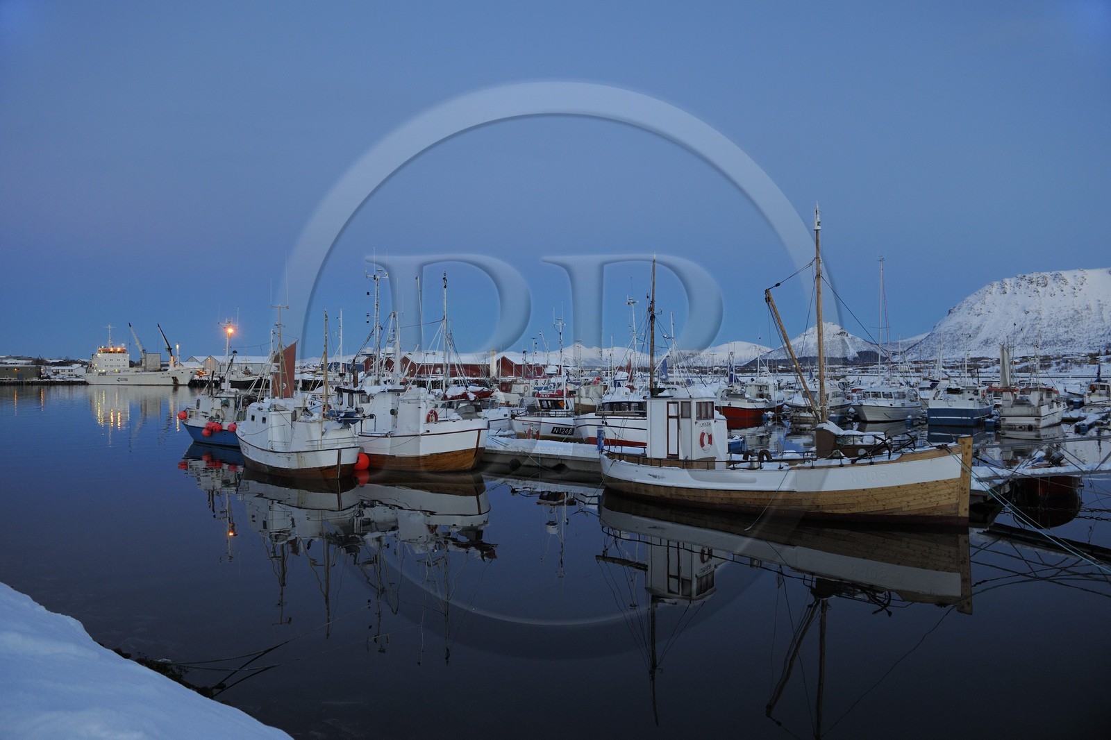 Norvège, Nordland, iles des Westeralen, port de Myre à la nuit tombante