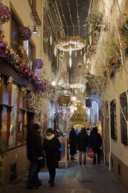 France, Bas-Rhin (67), Strasbourg, vieille ville classée Patrimoine Mondial de l'UNESCO, les décorations de Noel de la rue du Chaudron et la winstub Le Clou
