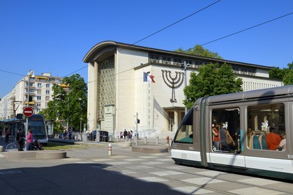 France, Bas-Rhin (67), Strasbourg, avenue de la Paix, la grande synagogue de la Paix batie en 1954 et le grand portail œuvre du ferronnier d'art Gilbert Poillerat