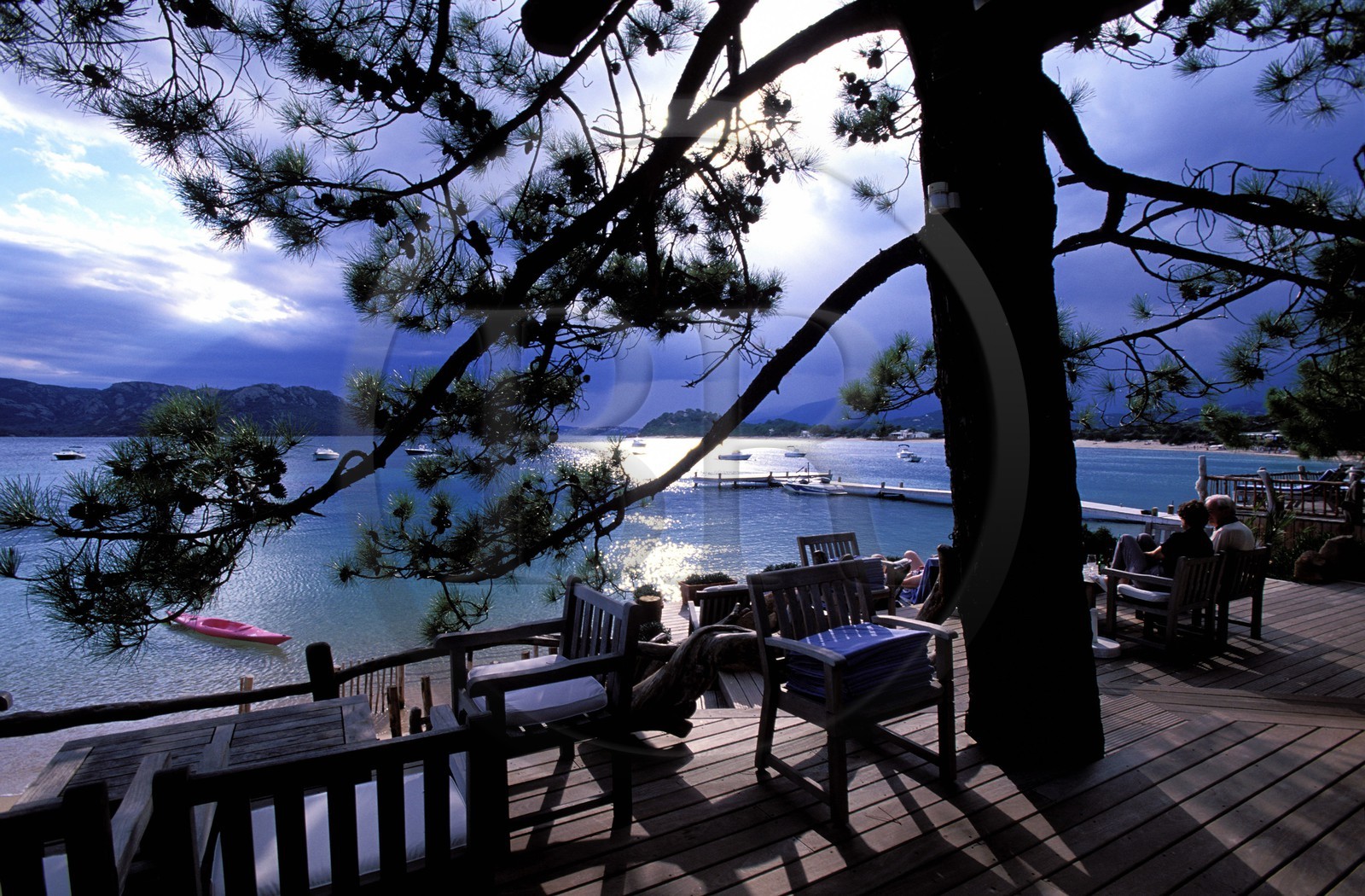 France, Corse-du-Sud (2A), golfe de Porto-Vecchio, terrasse lambrissée du Grand Hôtel Cala Rossa