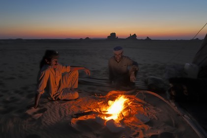 Egypte, désert libyque, bivouac dans le Désert Blanc au nord de Farafra, feu de camp au crépuscule