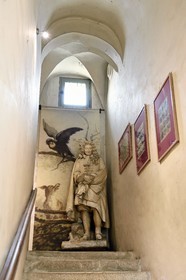 France, Aisne (02), Château-Thierry, Musée Jean de La Fontaine - Ville de Chateau-Thierry dans la maison natale du poète, statue (platre XIXème siècle) de Jean de La Fontaine par le sculpteur Gabriel Seurre dans le grand escalier