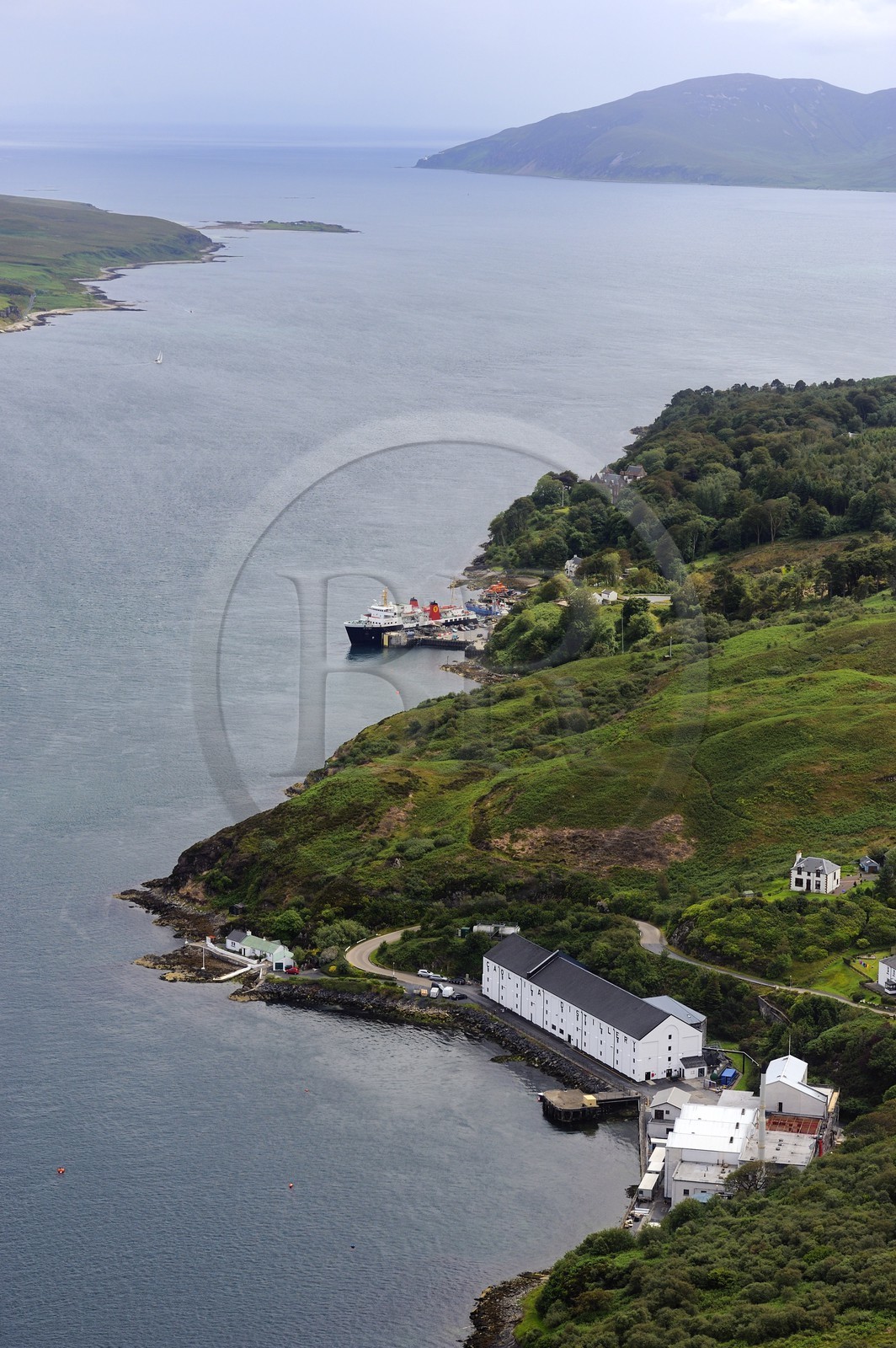 Royaume-Uni, Ecosse, Hébrides intérieures, Ile de Islay, Port Askaig, distillerie de whisky Caol Ila en premier plan (vue aérienne)