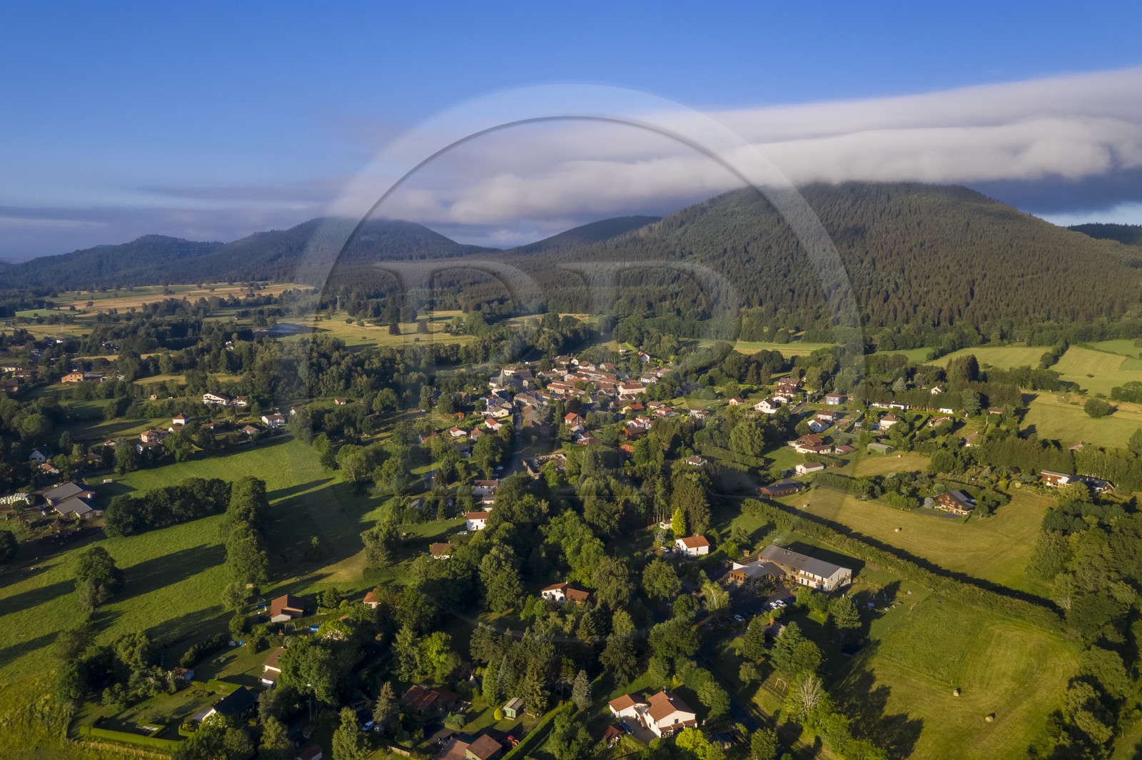 France, Puy-de-Dôme (63), Parc Naturel Régional des Volcans d'Auvergne, village de Laschamps à l'Est des volcans de la Chaine des Puys classée Patrimoine Mondial de l’UNESCO (vue aérienne)