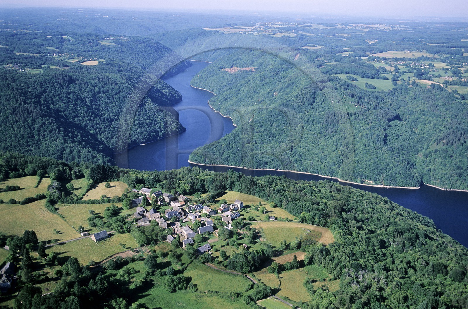 France, Corrèze (19), les gorges de la Dordogne surplombées par le village de Lavastroux (vue aérienne)