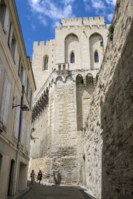France, Vaucluse (84), Avignon, Palais des Papes classé Patrimoine mondial de l'UNESCO, la tour de la Garde-Robe accolée à la tour des Anges ou tour du Pape