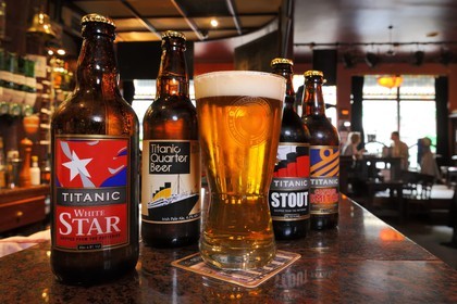 Royaume-Uni, Irlande du Nord, Belfast, quartier de la cathedrale, le John Hewitt pub, bières de microbrasseries créées en hommage au Titanic et à la White Star