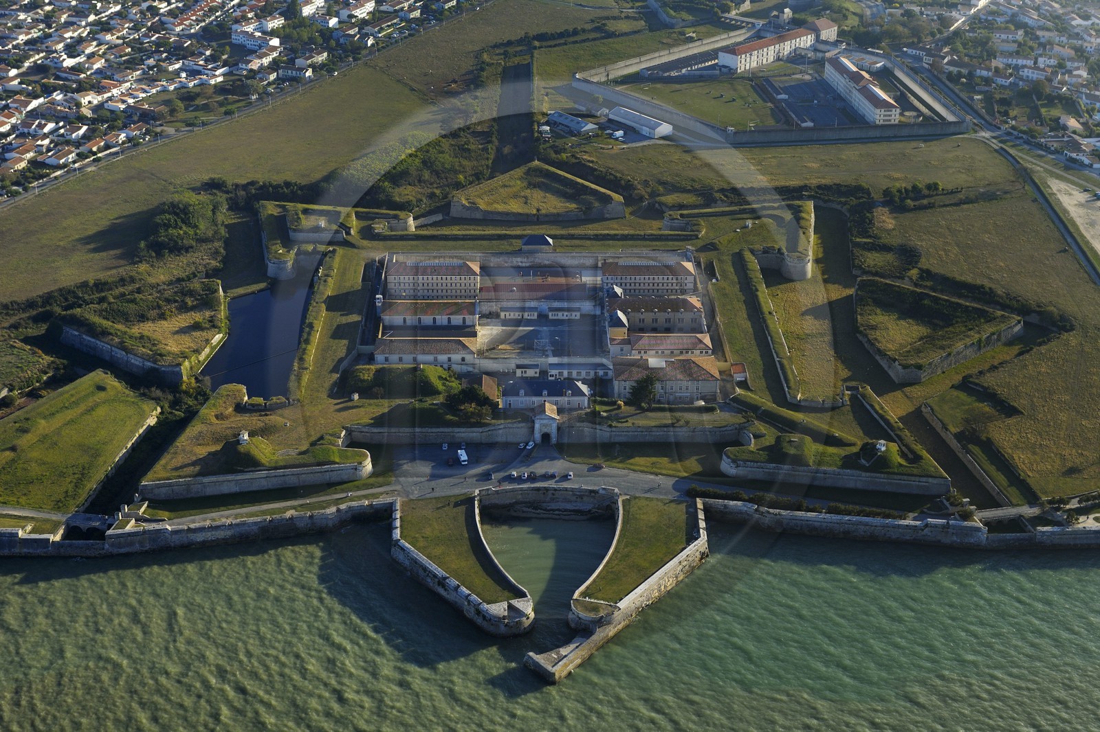 France, Charente-Maritime (17), ile de Ré, ville de Saint-Martin-de-Ré, la citadelle de Vauban (XVII ème siècle) (vue aérienne)