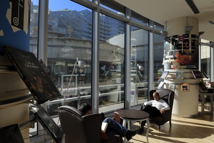 Turquie, Istanbul, le centre commercial Canyon (Kanyon Alişveriş Merkezi), une réalisation des cabinets d'architectes Jerde Partnership de Los Angeles et Tabanlioglu d'Istanbul, librairie D&R