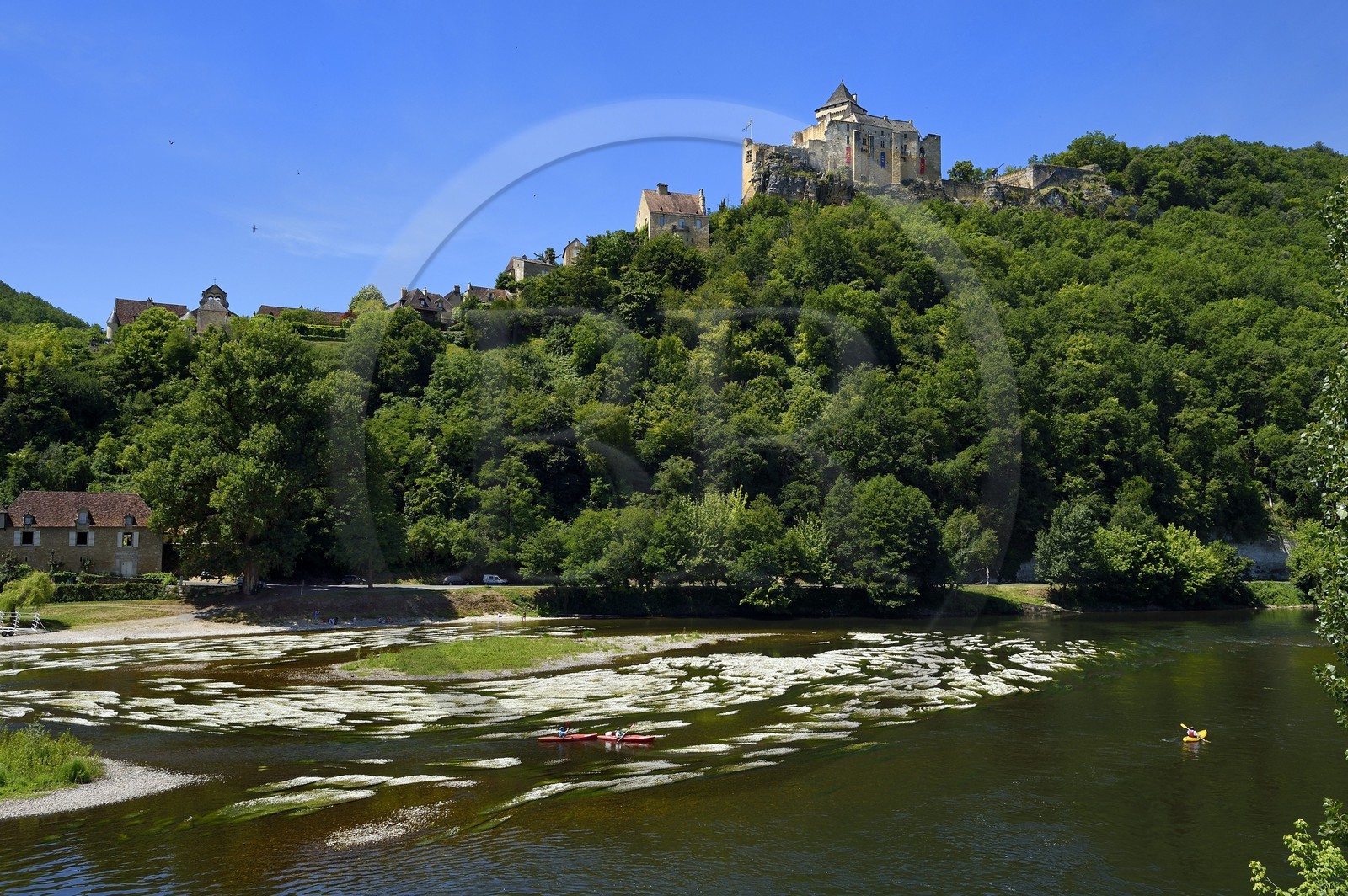 France, Dordogne (24), Périgord Noir, vallée de la Dordogne, Castelnaud-la-Chapelle labellisé Les Plus Beaux Villages de France, le château de Castelnaud-la-Chapelle sur un éperon rocheux au dessus de la rivière Dordogne
