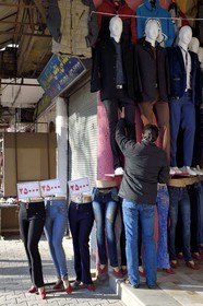 Iran, province d'Ispahan, Ispahan, Bazar-e Bozorg (Grand Bazar), magasins de vetements pour hommes et femmes