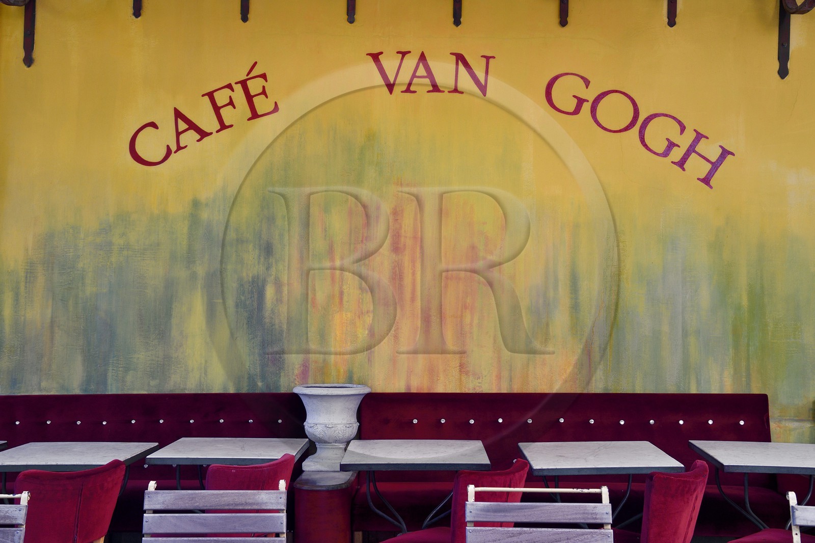 France, Bouches-du-Rhône (13), Arles, place du Forum, restaurant le Café Van Gogh