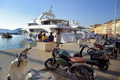 France, Var (83), Saint-Tropez, yacht quai de Suffren sur le port
