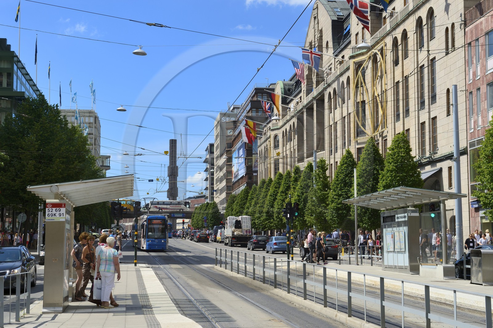 Suède, Stockholm, tramway dans Hamngatan et le Kristallvertikalaccent, obélisque de verre de 37 mètres du sculpteur Edvin Öhrström en arrière plan