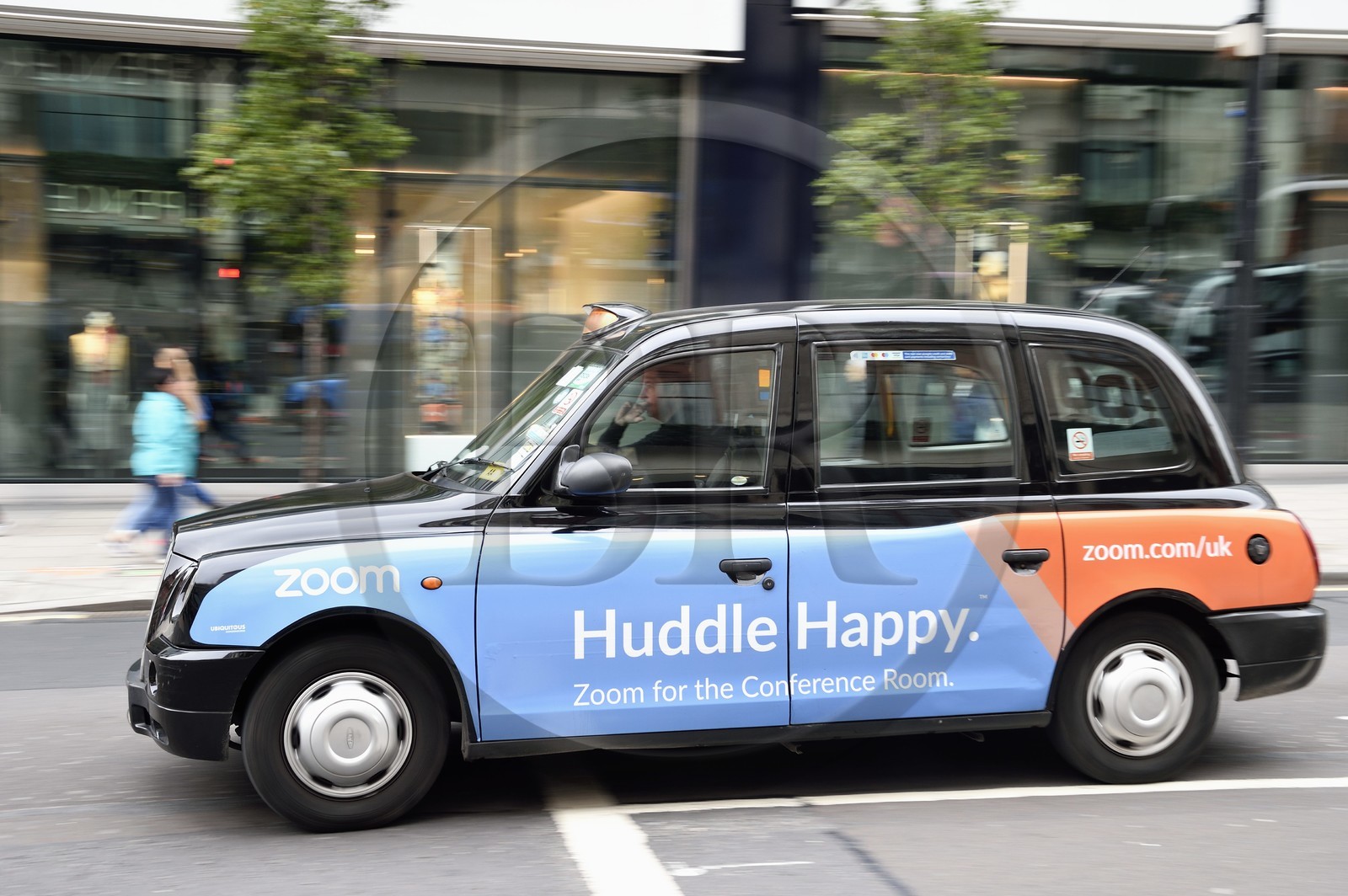 Royaume-Uni, Londres, taxi londonien avec un affichage publicitaire