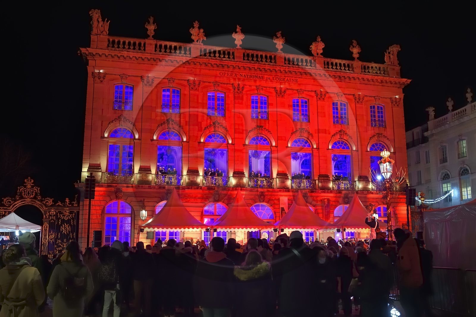 France, Meurthe-et-Moselle (54), Nancy, place Stanislas (ancienne Place Royale) lors de la fête de la Saint-Nicolas, classée Patrimoine Mondial de l'UNESCO, la Fanfare des Enfants du Boucher joue depuis l'Opera National de Lorraine