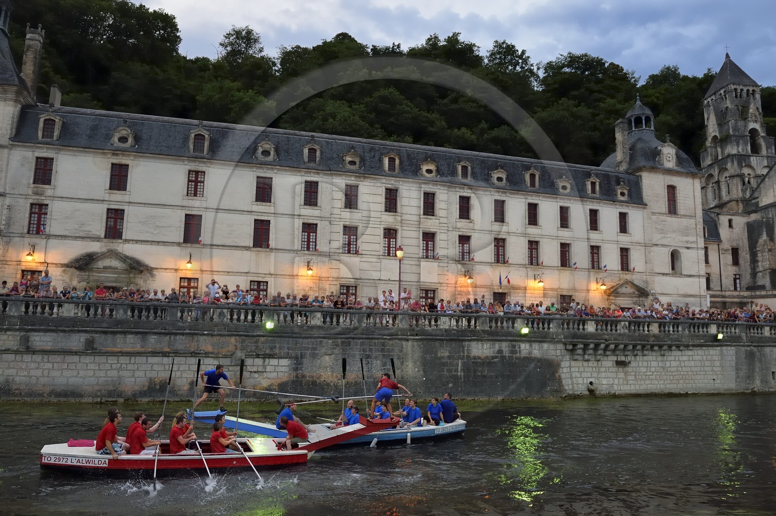 France, Dordogne (24), Brantôme, joute nautique sur la Dronne devant l'abbaye bénédictine Saint-Pierre