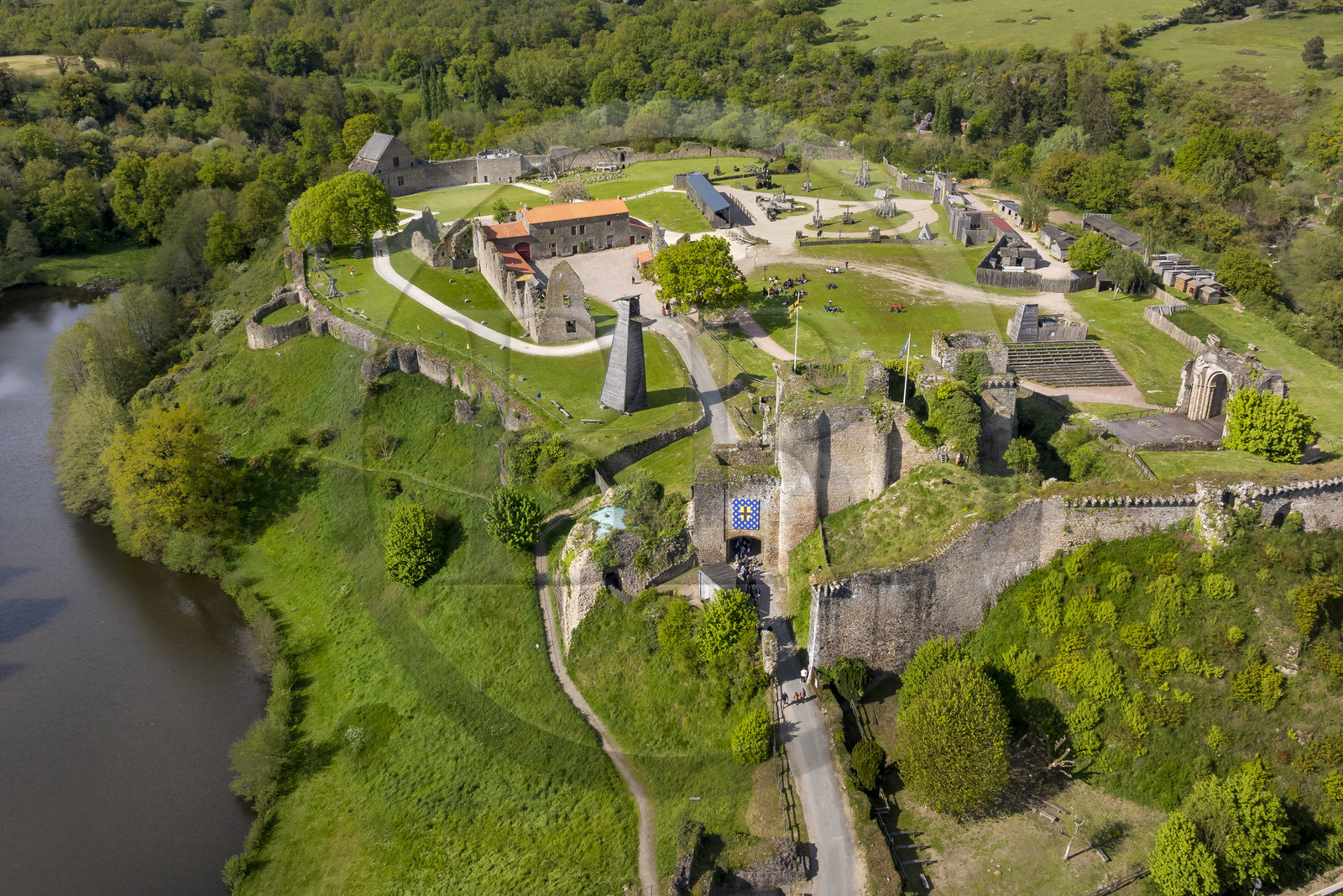 France, Vendée (85), Tiffauges, le chateau de Tiffauges,  ancien chateau fort en ruines où résida Gilles de Rais et spécialisé dans les machines de guerre médiévales (vue aérienne)