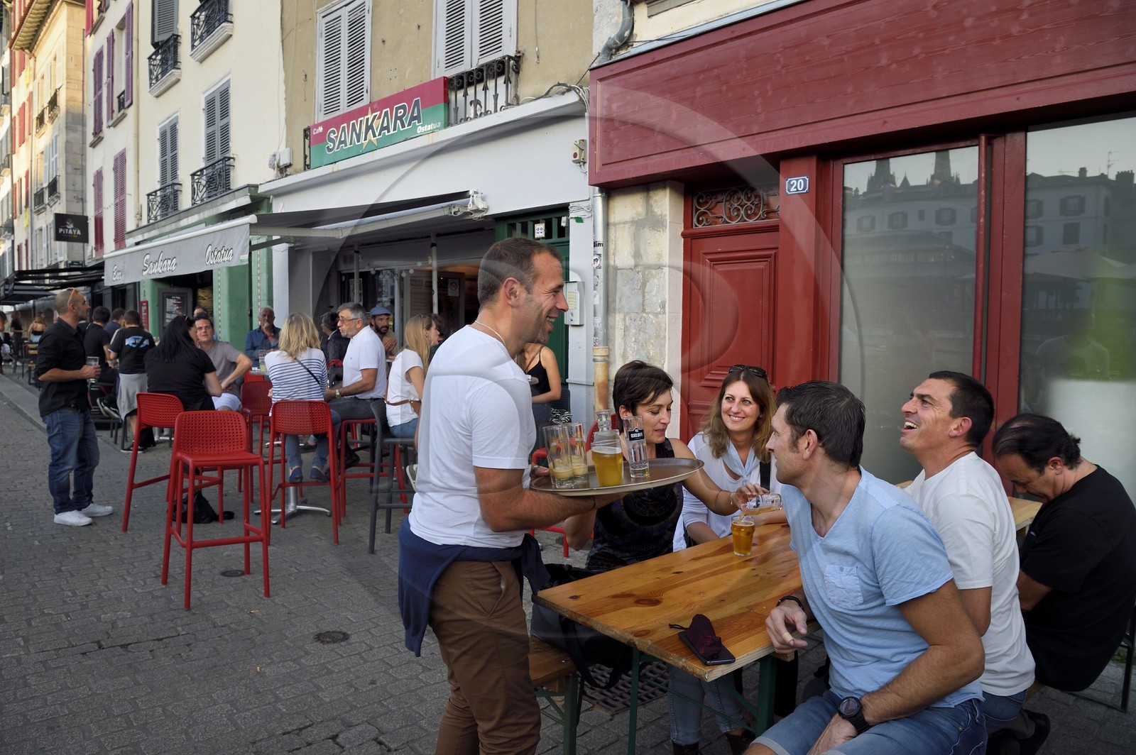 France, Pyrénées-Atlantiques (64), Pays-Basque, Bayonne, terasse de café sur les quais de la Nive