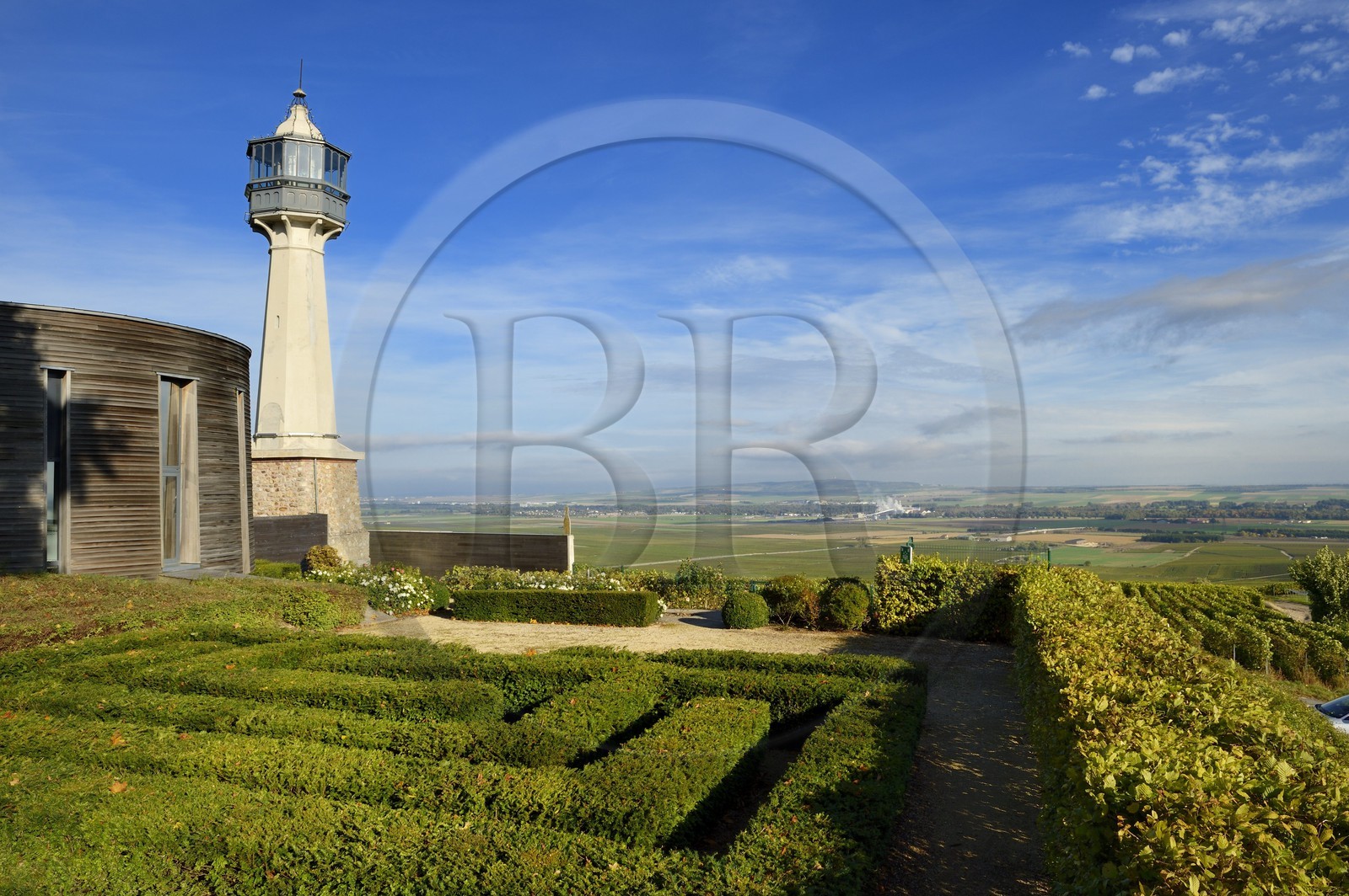 France, Marne (51), Parc Naturel de la Montagne de Reims, Verzenay, phare du musée du vin surplombant les vignobles de Champagne
