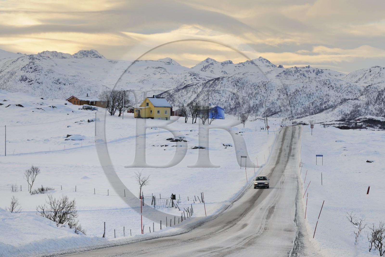 Norvège, Nordland, Iles Lofoten, paysage dans l'ile de Vestvagoy en hiver, la route E 10 qui traverse les iles
