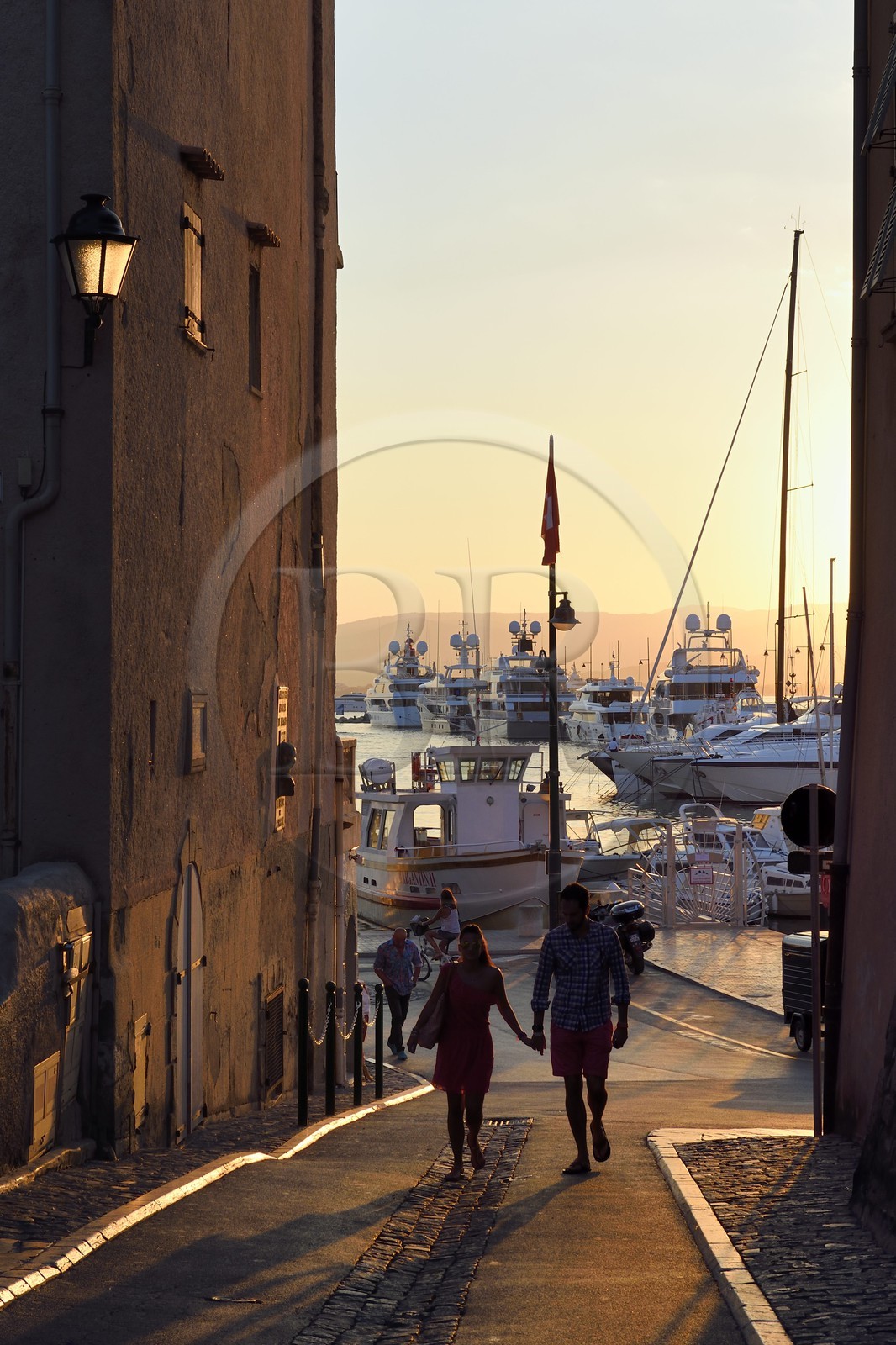 France, Var (83), Saint-Tropez, ruelle rejoignant le port depuis la place de l'Hotel de Ville