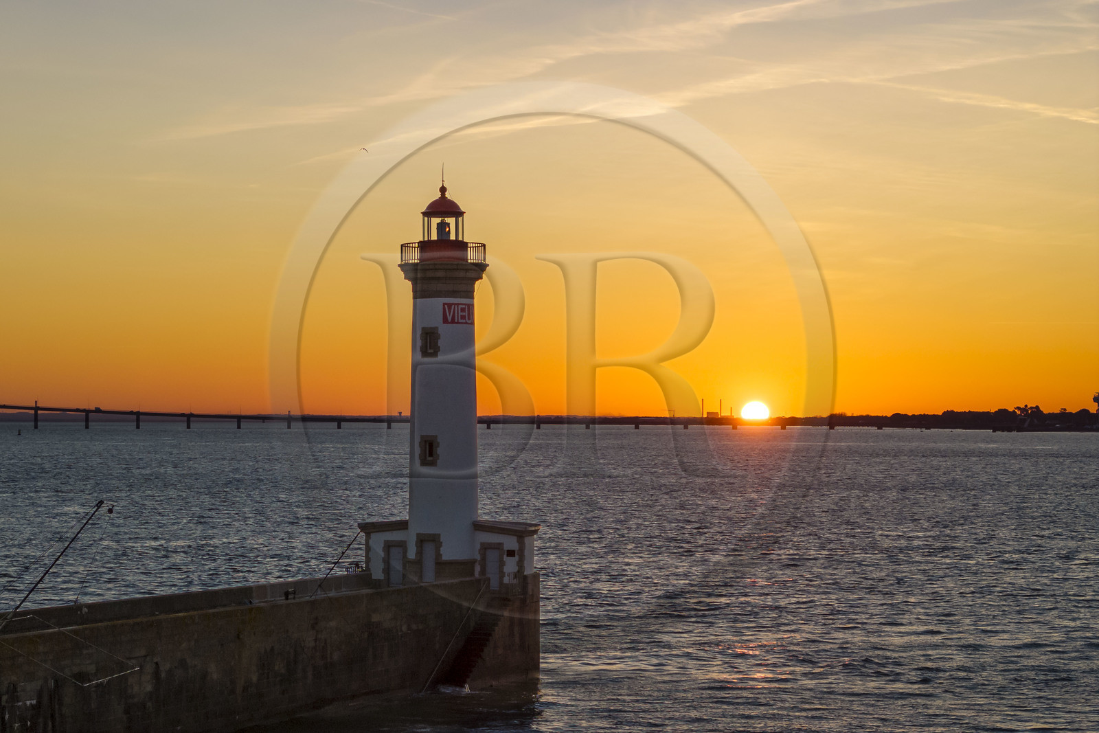 France, Loire-Atlantique (44), Saint-Nazaire, le phare du Vieux Mole sur l'estuaire